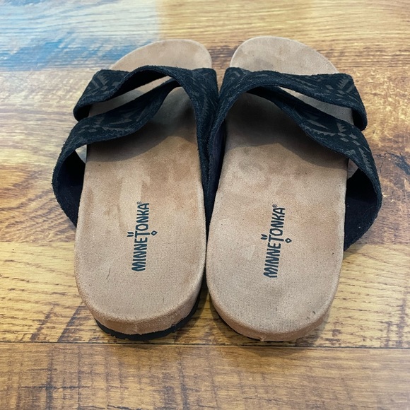 Minnetonka size 9 - Picture 4 of 5